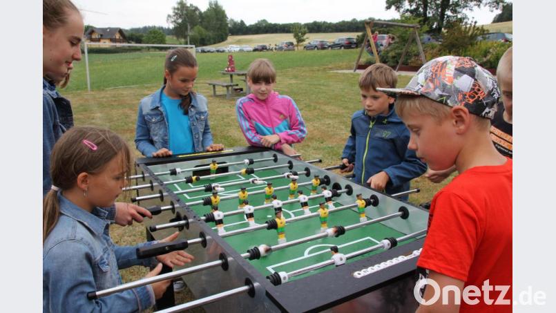 Für Langeweile blieb beim Dorffest in Pirkhof keine Zeit. Die Kinder stellten unter anderem ein eigenes Freiluft-Kickerturnier auf die Beine. Bild: frd