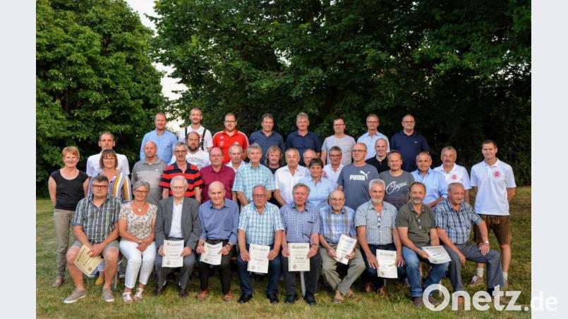 Die Vorstandsmitglieder Stefan Kummer (hintere Reihe, Zweiter von links), Reinhard Meyer (mittlere Reihe, Zweiter von links, Stefan Basler (mittlere Reihe, rechts) und Georg Kustner (mittlere Reihe, Zweiter von rechts) bedanken sich bei den Geehrten für ihre Treue zur DJK. Bild: fdl