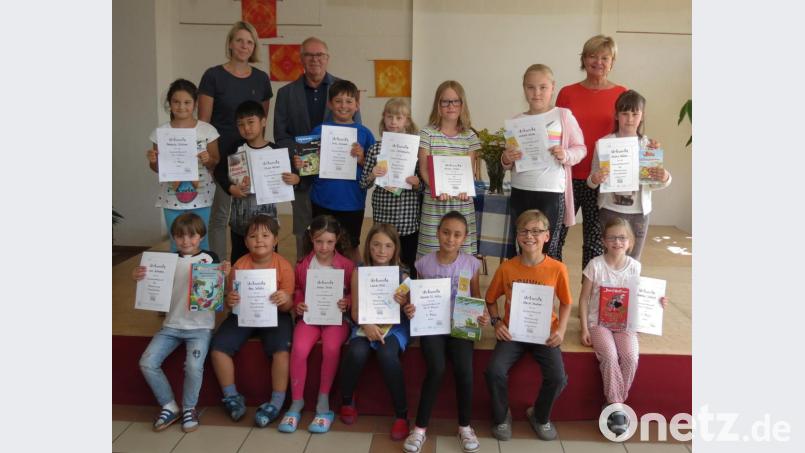 Die Gewinner des Vorlesewettbewerbes an der Hammerwegschule erhalten Urkunden. Bild: Dobmeier