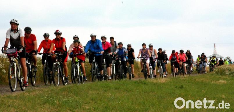 Bei angenehmen 17 Grad machen sie die Radler auf die Tour durch den westlichen Landkreis. Bild: R. Kreuzer