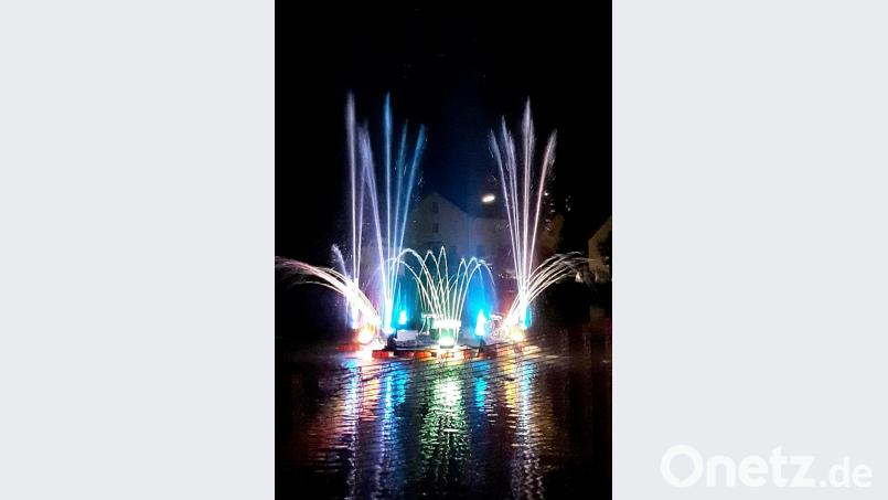 Drei Tüftler zeigen den Letzauern eine Licht-Wasser-Show mit Fontänen, Farben und Musik der Extraklasse. Bild: zer