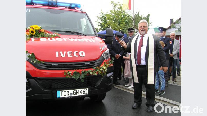 Heimatgeistlicher Arnold Pirner segnete das neue Löschfahrzeug TSF W der FFW Riglasreuth. Bild: öt