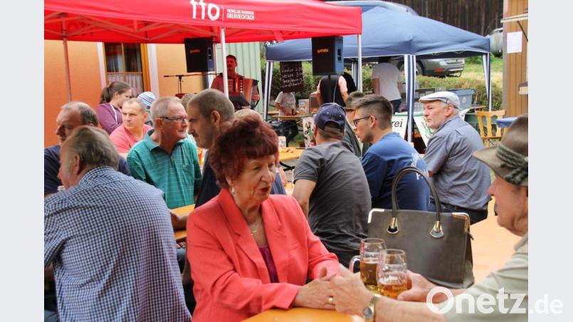 Am Nachmittag fehlte es beim Dorffest nicht an guter Unterhaltung. Für die musikalische Begleitung sorgte Alleinunterhalter Norbert Vogl (im Hintergrund). Bild: frd