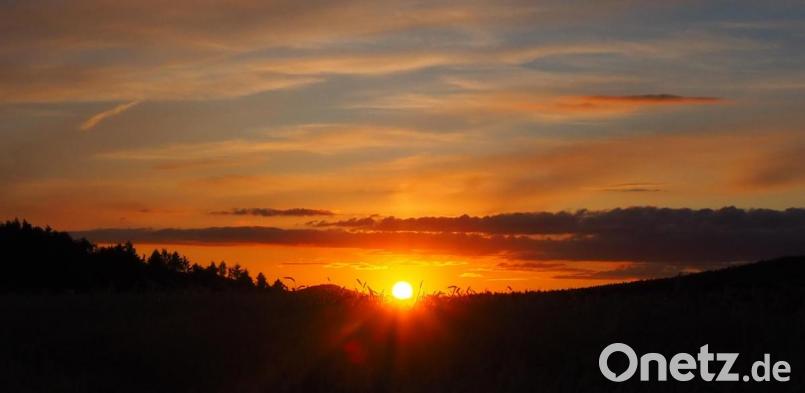 Einen Sonnenuntergang am Armesberg in rotes und oranges Licht gehüllt, hält Norbert Tretter aus Erbendorf fest. Bild: exb/Norbert Tretter