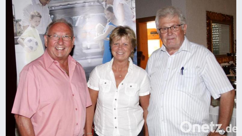 Ludwig Blüml. Annett Friedmann und Anton Herrmann (von links) sprachen bei der ACE-Versammlung. Bild: Hirsch