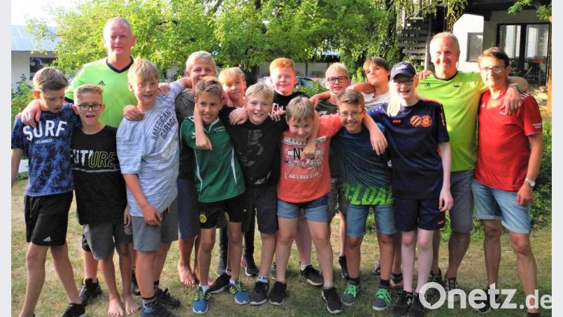 Die Trainer der D-Jugend-Vizemeister, Christian Fellner, Hubert Posset und Herbert Riedel (hinten, von links), feiern mit ihren Zöglingen den Vizetitel. Bild: jml