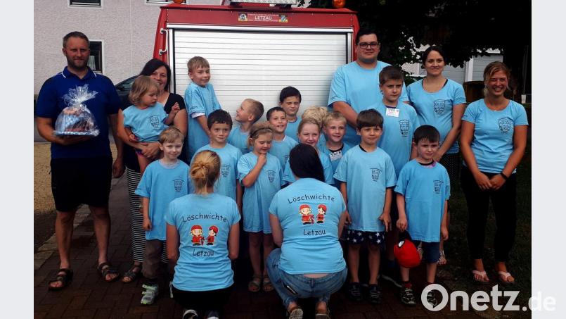 Die erste Ausstattung für die Kinderfeuerwehr in Letzau sind die „Uniformen“ in Blau. Das Shirt ziert Schrift und Feuerwehrmänner, denen sie nacheifern. Bild: zer