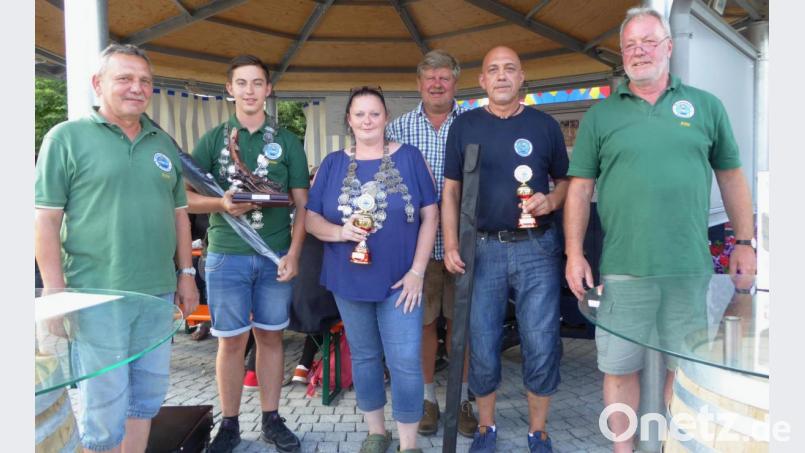 Proklamation der Fischerkönige: Zweiter Vorsitzender Peter Würdinger (links), Vorsitzender Fritz Kick (rechts) und Bürgermeister Martin Schregelmann (Mitte) gratulieren dem Jugendkönig Tobias Eismann, Fischerkönigin Claudia Kesselmann und dem Dritten Markus Höchtl. Bild: fsb