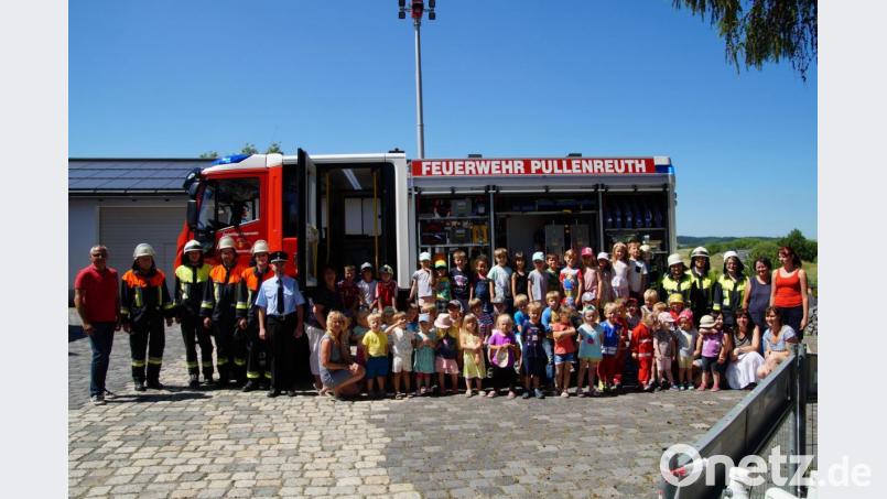Die Kinder durften auch das Feuerwehrauto besichtigen. Bild: exb