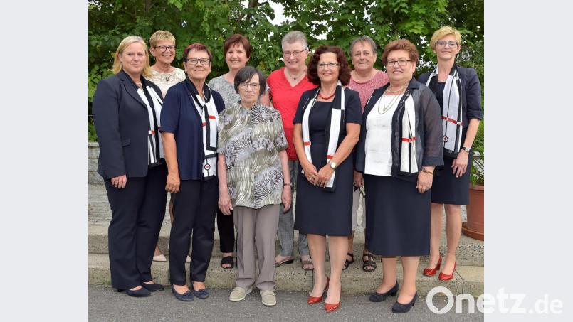 Schwesternfest 2019

Diese Mitglieder der Schwesternschaft wurden neben Erika Weiß (70 Jahre) für 50 und 60 Jahre Mitgliedschaft in der Schwesternschaft geehrt (hintere Reihe v.l.n.r.):
Rosa Seuß, Angela Plötz, Martha Ströhl, Cornelia Wolf und Gudrun Scholz (vorne Mitte).
Es freuten sich mit den Geehrten Pflegedirektorin Kerstin Wittmann vom Klinikum St. Marien (links), Oberschwester a.d. Elisabeth Ziegler vom Sana-Klinikum Hof (2.v.l.), Tatjana Richter vom Wallmenichhaus, Oberin Brigitte Wedemeyer und Inge Nößner vom St. Anna-Krankenhaus Sulzbach-Rosenberg (von rechts). Bild: zig