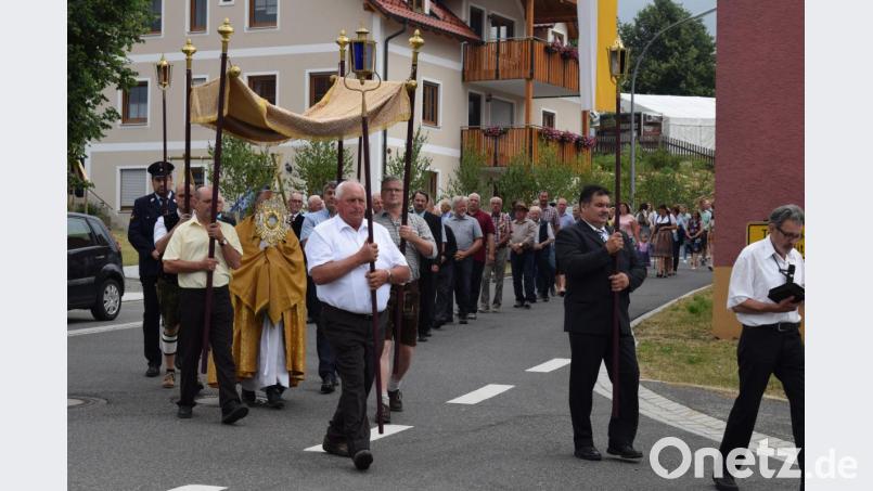 Zahlreiche Wallfahrer und die Gläubigen der Pfarrei beteiligten sich an der eucharistischen Prozession durch den Ort, die ein Höhepunkt des Kirchenpatroziniums war. Bild: bnr