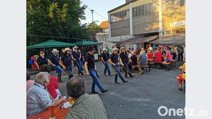 Die Countrytänzer &quot;Moosbacher Power Liner&quot; und &quot;Dusty Boots Isling&quot; aus Eslarn zeigen beim Sommerfest der Siedlergemeinschaft ihr Können. Bild: gz