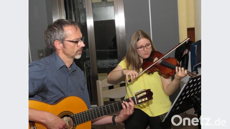 Thomas Plank und Maria Sailer sorgten für die musikalische Umrahmung. Bild: ubb