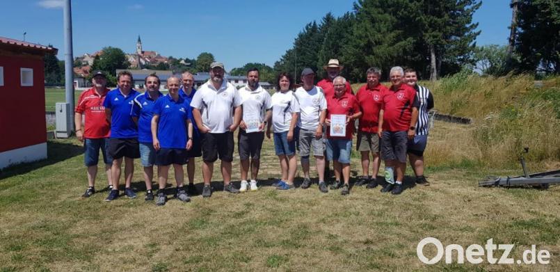 Spartenleiter Albert Bauer (links) und Schiedsrichter Lukas Blödt (rechts) zeichneten die drei erstplatzierten Mannschaften der Gruppe zwei aus. Bild: exb