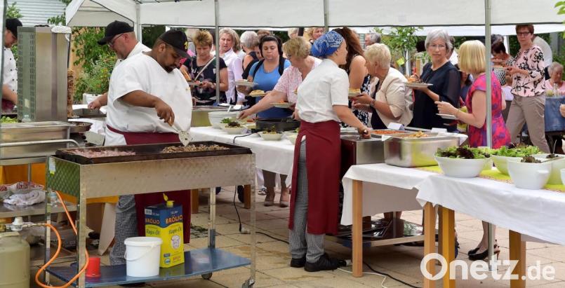 Schwesternfest 2019

Gemütliches Beisammensein im Garten nach Abschluss des Festaktes im Rahmen des Schwesternfestes. Bild: zig