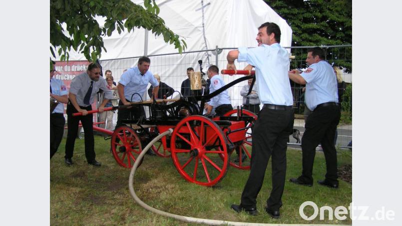 Körpereinsatz war von den teilnehmenden Mannschaften beim Wettbewerb mit der historischen Löschmaschine gefordert. Bild: öt