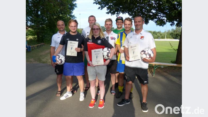 Spielleiter Richard Zeiler (hinten links) gratuliert den Herrenteams. Bild: hme