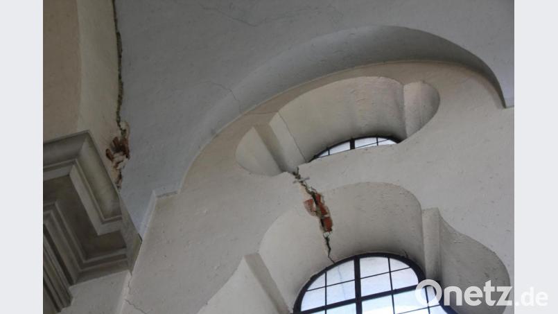 Zwischen Chorraum und Langhaus der Pfarrkirche zeigt sich seit zwei Jahren ein sich kontinuierlich fortsetzender Riss, der sich nach oben stark öffnet und sich nach unten mit weiteren diagonalen und vertikalen Rissen bis in die Sakristei fortsetzt. Eine Nachgründung des Chors zur Beseitigung des Risses erfordert eine umfangreiche Baumaßnahme mit Kosten in Höhe von 200 000 Euro. Bild: ads