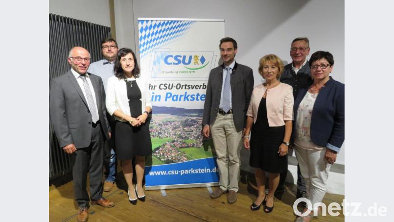 Von allen Seiten nimmt Tanja Schiffmann (Dritte von links) für ihre erneute Kandidatur um das Bürgermeisteramt in Parkstein Glückwünsche entgegen. Bild: adj