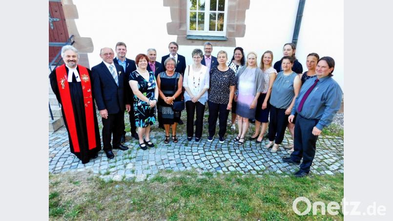 Das Gruppenbild zeigt die Jubilare der goldenen (50 Jahre) und silbernen Konfirmation (25 Jahre) zusammen mit Pfarrer Dirk Grafe (links). Bild: hai