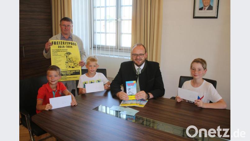 Eine Privataudienz beim Landrat Andreas Meier bekamen der Sieger des Freizeitpass-Rätsels, Merlin Seemann (Dritter von links), 2. Sieger Lukas Hansl (rechts) und 3. Sieger Jakob Beer (links) für ihre richtige Lösungen im Freizeitpass-Rätsel. Kreisjugendpfleger Jürgen Orlik (hinten) oft auf eine reges Interesse an dem neuen Freizeitpass. Bild: sne