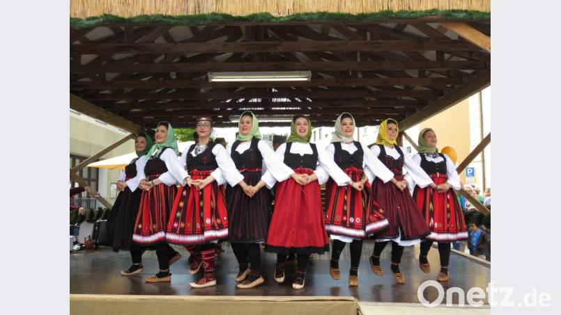 Mit bunten Trachten-Gewändern und einer perfekt aufeinander abgestimmten Choreografie begeisterten die &quot;Jusgos&quot; die Bürgerfest-Gäste. Bild: ubb