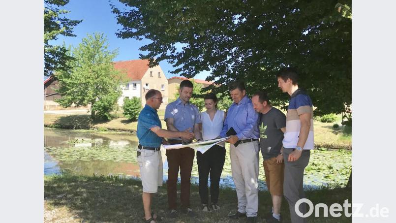 Bürgermeister Albert Nickl (von links), Christian Götz, Maria Bichlmeier, Roland Wach, Günter Ring, Johannes Pausch beim ersten Ortstermin an der Creußen in Tremmersdorf. Bild: Wasserwirtschaftsamt Weiden