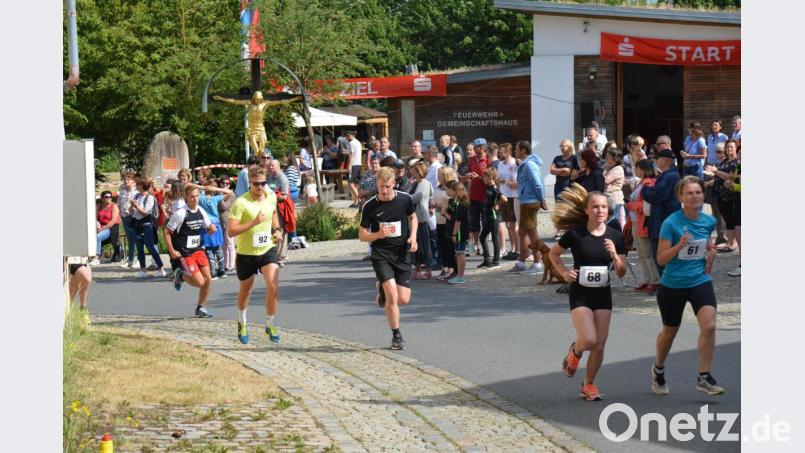 Viele Zuschauer feuern die Läufer an. Bild: fdl