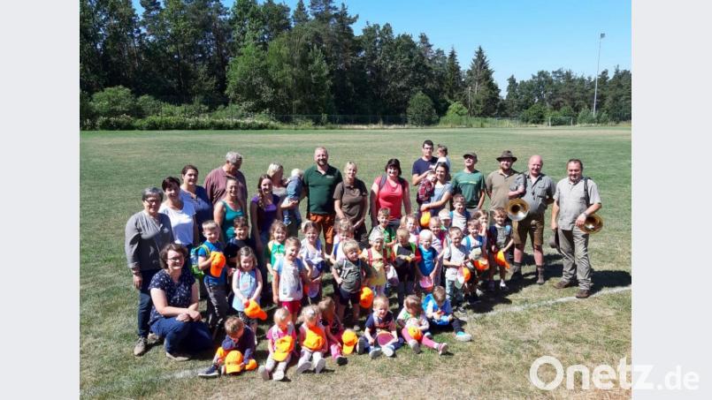Die Kinder des Kindergartens St. Franziskus kennen sich jetzt im Wald bestens aus. Jäger und Förster organisieren auf Initiative von Christian Sixt zum zweiten Mal einen Waldtag mit vielen Spielen und Informationen. Bild: bgm