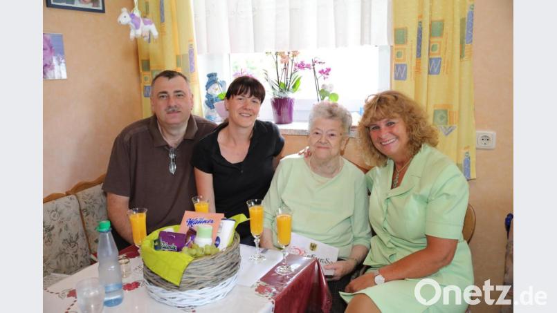 Ihren 90. Geburtstag feiert Frieda Malz. Mit auf dem Bild (von links) Sohn Stefan mit Michaela und dritte Bürgermeisterin Sonja Heindl (rechts). Bild: njn