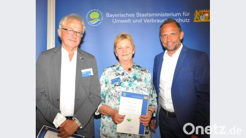 Thorsten Glauber (rechts), Staatsminister für Umwelt und Verbraucherschutz, zeichnet Simone Schaller mit Urkunde und Ehrennadel für ihr Engagement im Umwelt- und Naturschutz aus. BN-Ortsvorsitzender Toni Wolf aus Tännesberg (links) gratulierte. Bild: es