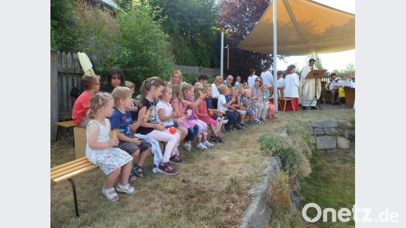 Die Kinder des KinderHauses Sankt Josef waren mit Begeisterung beim Gottesdienst dabei. Bild: soj
