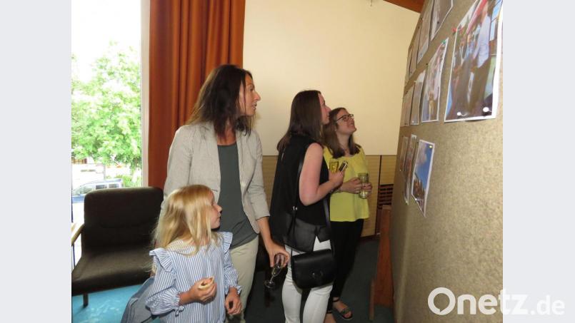 Auch zahlreiche junge Leute waren interessiert an den Fotos vom einstigen Fronleichnam. Bild: ubb