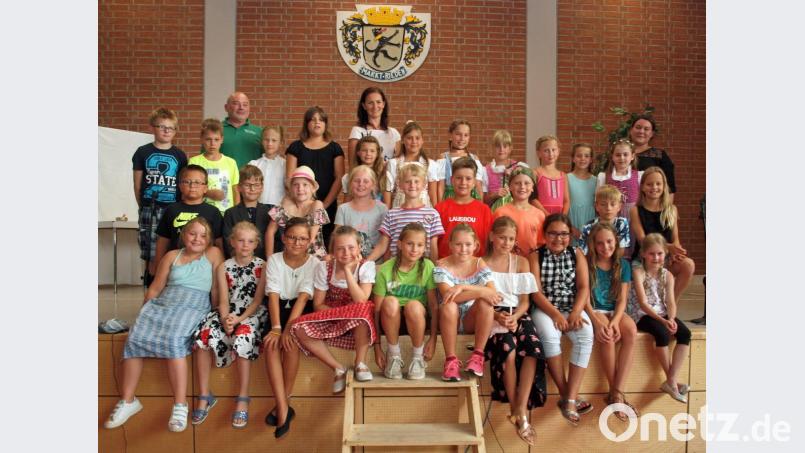 Die kleinen Schauspieler rund um Regisseur Gerhard Schnabel (hinten von links), Rektorin Christine Kölbl und Lehrerin Anna Liebhäuser bekommen viel Beifall für ihr Theaterstück. Bild: sön
