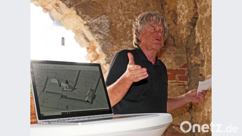 „Die Geschichte von Hirschwald ist echt spannend“, betonte Willi Schmid. Der Architekt zeigte alte und neue Pläne (zum Teil in 3D) des Ortes. Bild: sön