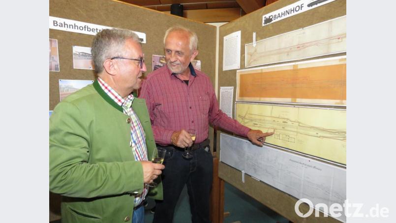 Heimatpfleger Adalbert Busl (rechts, mit Bürgermeister Toni Dutz) hat recherchiert und festgestellt, dass der alte Bahnhof vor 1817 hinter den Gleisen des heutigen Bahnhofs gelegen haben muss. Bild: ubb
