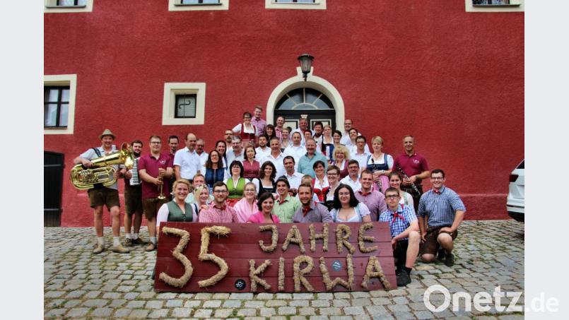 Zur Erinnerung an die 35 Jahre Brauchtumskirchweih versammeln sich ehemalige Paare zu einem Gruppenfoto mit den Kirchenreinbacher Spitzboum vor dem historischen Schloss von Kirchenreinbach. Bild: ds