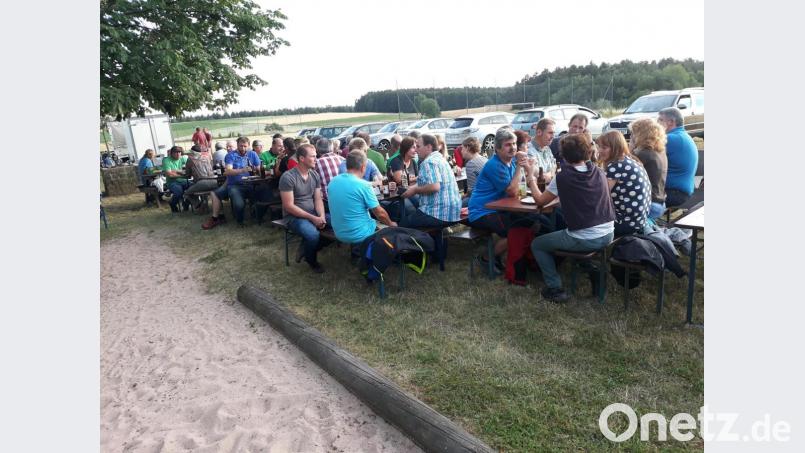 Zum Grillfest setzen sich die Mitglieder des Stammtischs Kuemmerling am Spielplatz zusammen. Bild: exb