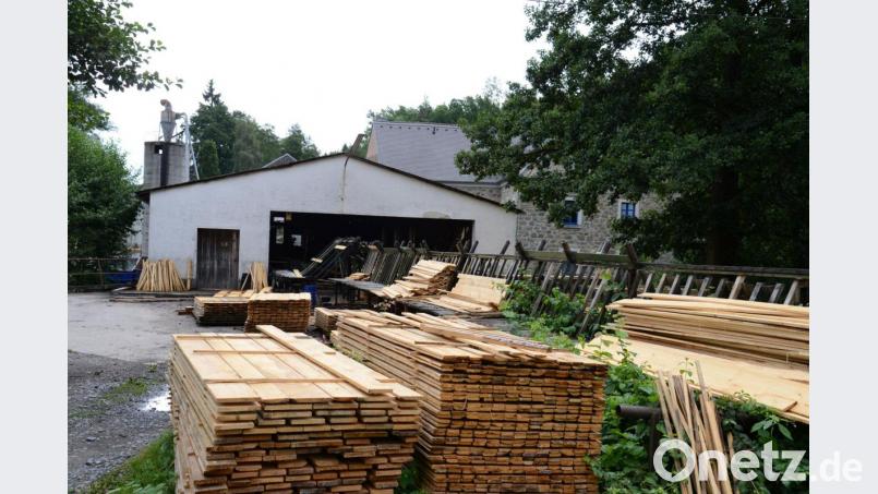 Das Überangebot an &quot;Käferholz&quot; bringt die Sägewerke an ihre Kapazitätsgrenze und drückt den Preis am Markt. Das bedeutet für die Waldbesitzer herbe Einschnitte bei der Erlössituation. Denn betroffen ist das vor dem Käferbefall wertvollste Stammholz im Bestand. Bild: Hartl