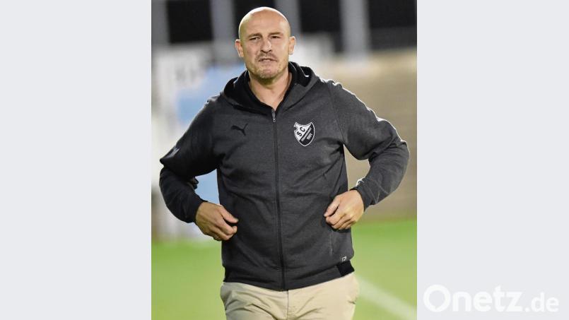 Der Ettmannsdorfer Trainer Mario Albert kann in der neuen Landesliga-Saison auf eine gewachsene Mannschaft bauen. Gegenüber der
vergangenen Spielzeit gab es nur wenig Veränderungen. Bild: Alfred Schwarzmeier