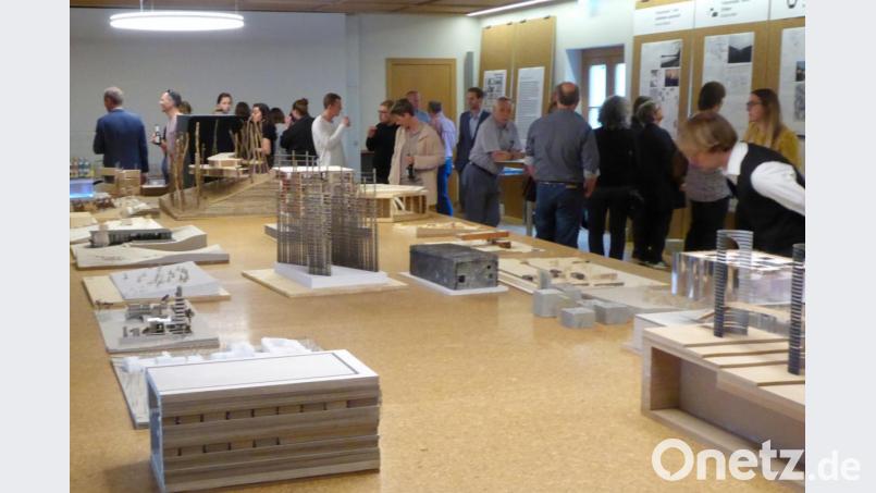 Reges Interesse der Besucher an den Reden und den Ausstellungsstücken Bild: fsb