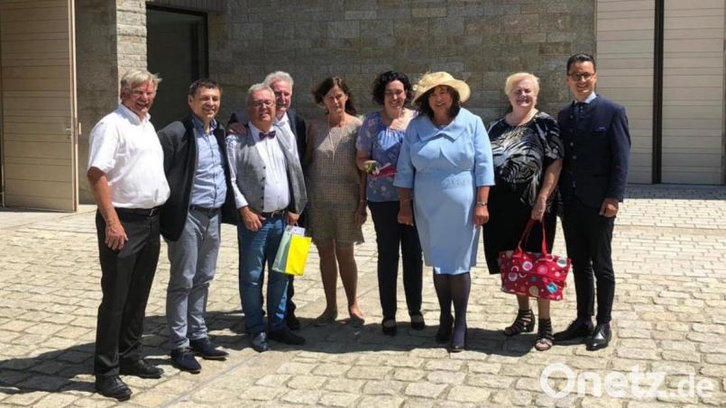 Glückwünsche zum 65.Geburtstag von Olga Luft überbrachte auch eine Delegation der CSU. Im Bild (von links) Konrad Zant, Paulus Mehler, Toni Dutz, Peter Gold, Doris Schön, Tina Zeitler, Olga Luft, Angela Burger und Bernhard Söllner. Bild: exb