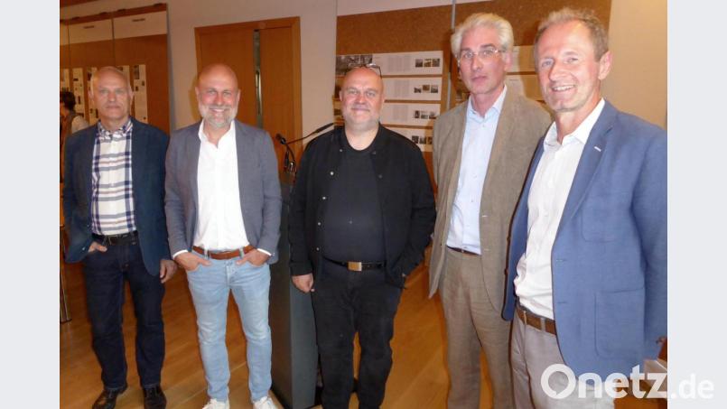 Sie sind stolz auf die in der Ausstellung vorgestellten Ergebnisse: Von rechts: Gedenkstättenleiter Jörg Skriebeleit, Professor Matthias Loebermann, die Architekten Peter und Christian Brückner sowie Kreisbaumeister Werner Kraus Bild: fsb