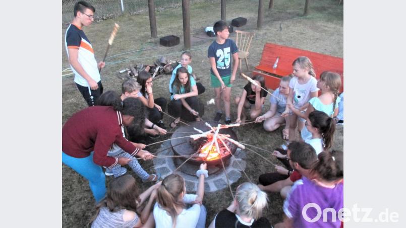 Beim Zeltlager gibt es auch ein Stockbrot. Bild: rgr