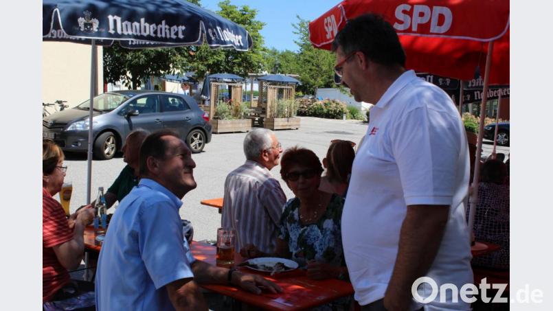 Richard Gassner aus Kümmersbruck im Gespräch mit Franz Bruckschlegl aus Freudenberg. Bild: exb