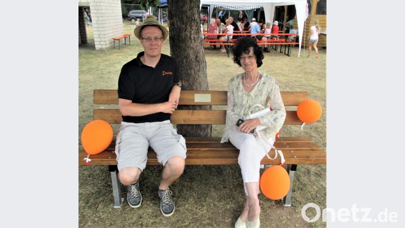 Irmgard Peter hat eine neue Bank gespendet, die an Anton Peter erinnern soll. Kolping-Vorsitzender Andreas Greiner bedankte sich bei ihr. Bild: rgr