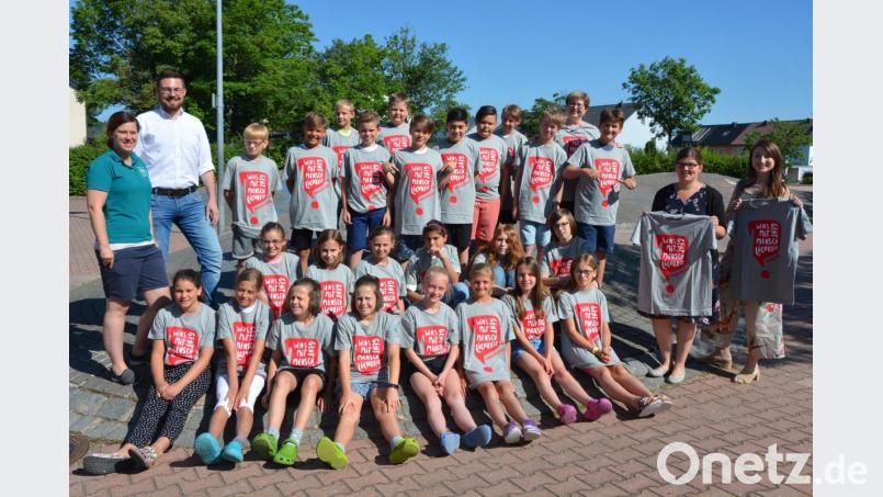 Natalie Wölfl und Sven Lehner (von links) vom BRK überreichten die T-Shirts an die Klasse 5a der Mittelschule Mitterteich. Darüber freuten sich neben den Schülern auch Kunstlehrerin Nadine Meiler und Klassenleiterin Tina Konrad-Workman (von rechts) sowie Rektorin Gisela Kastner (hintere Reihe, rechts). Bild: jr