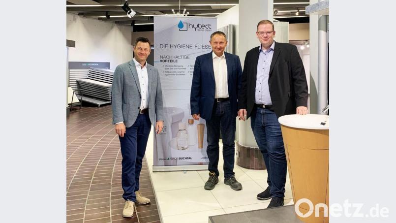 Buchtal-Werkleiter Thomas Betz (Mitte) führte den Landtagsabgeordneten Christoph Skutella (links) und den Bundestagsabgeordneten Ulrich Lechte (rechts) durch das Unternehmen. Bild: exb