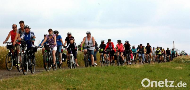 Ob bei leichtem Regen oder im Sonnenschein: Die Teilnehmer der NEW-Radtour genießen die malerische Route. Bild: zer