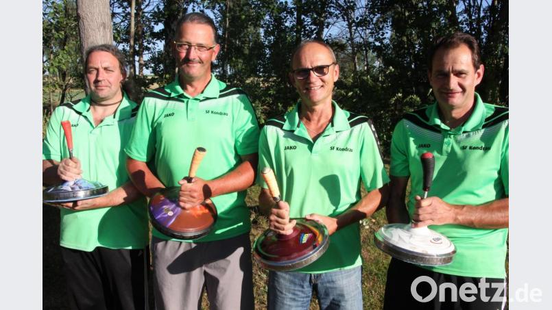 Die Kondrauer Eis- beziehungsweise Asphaltstockschützen feierten einen weiteren großen Erfolg. Sie wurden Meister in der Bezirksoberliga und steigen damit in die Oberliga auf. Das Bild zeigt die erfolgreichen Schützen (von links): Thomas Klein, Christian Stark, Matthias Schnurrer und Gerald Schnurrer. Bild: kro